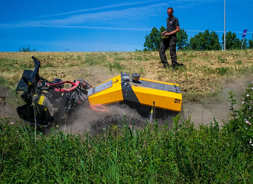 herder-cr10-for-steep-slopes-mowing